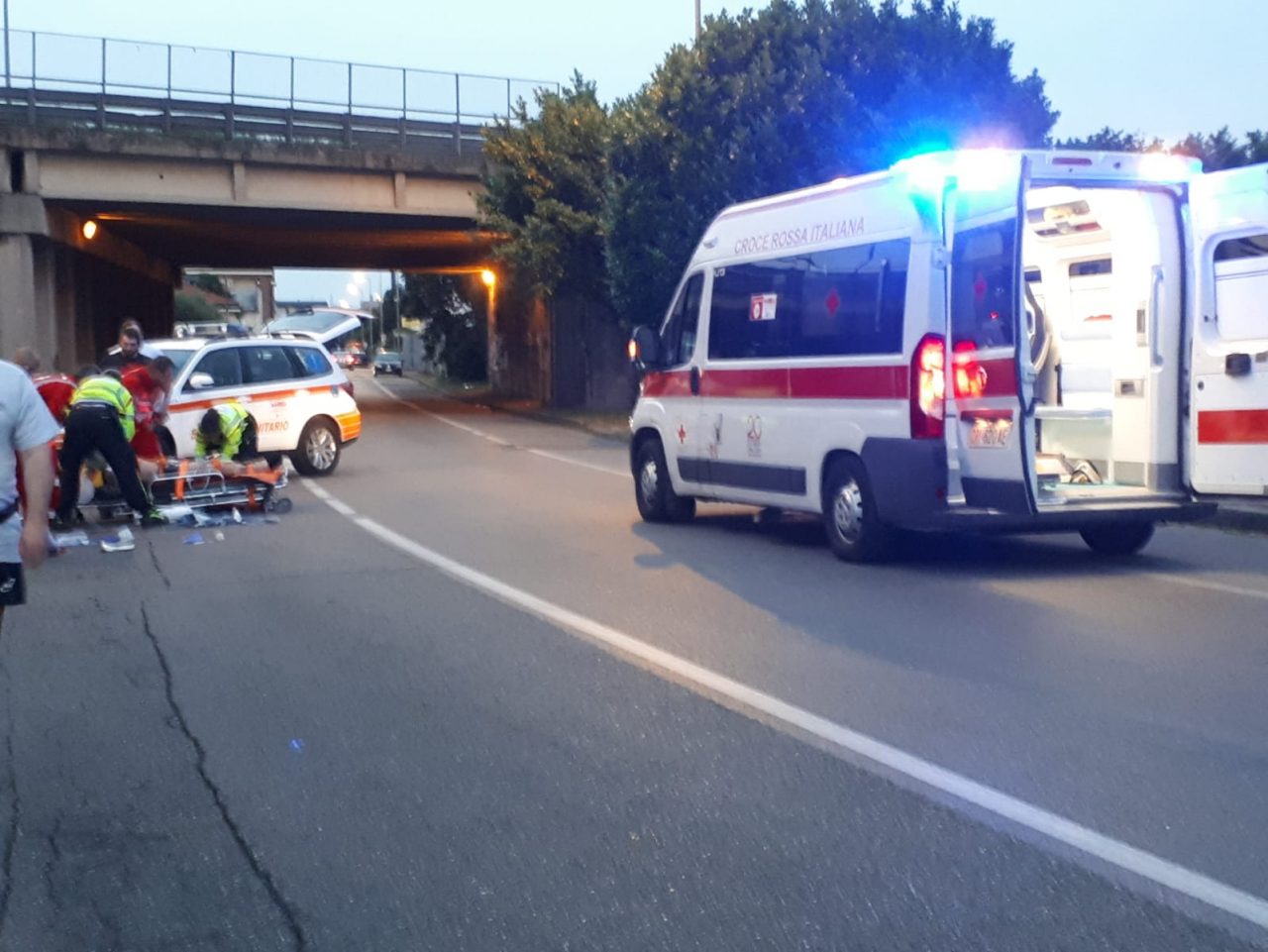 Scontro auto moto a Cesano: gravissimo il motociclista VIDEO