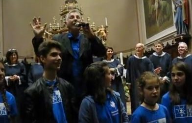 Prete in campo per l'autismo canta i Ricchi e Poveri in chiesa