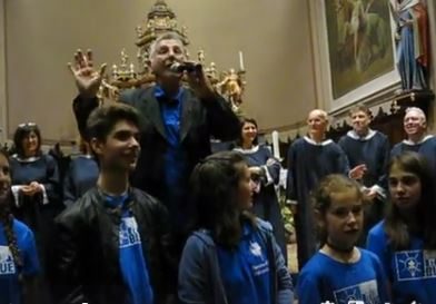 Prete in campo per l’autismo canta i Ricchi e Poveri in chiesa