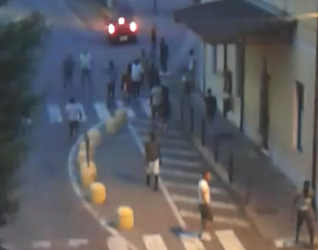 Rissa fra stranieri ecco i video dell’aggressione in stazione VIDEO