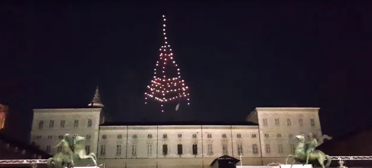 Fuochi d’artificio rumorosi: a Torino li sostituiscono con i droni VIDEO