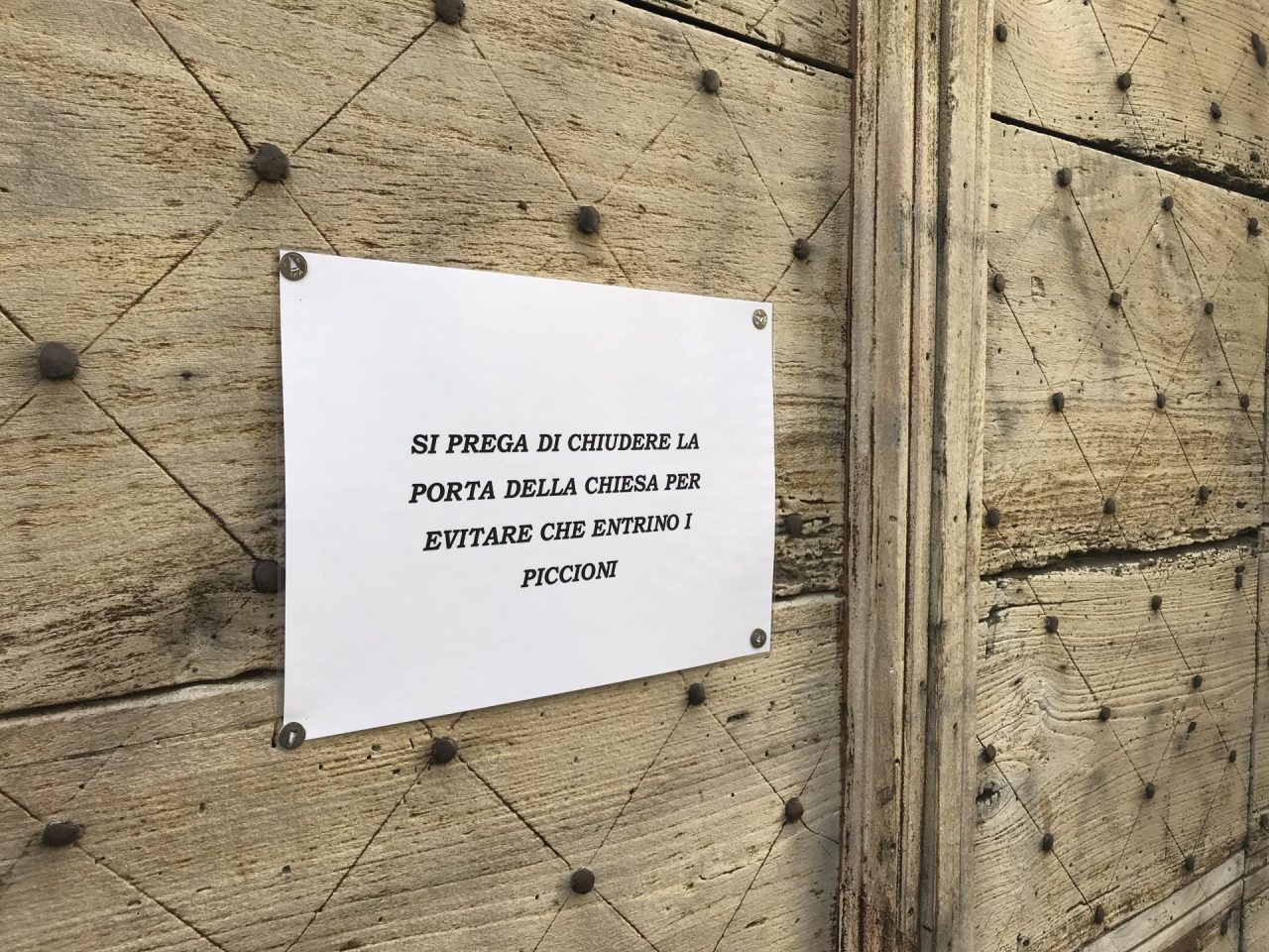 Visite indesiderate nella chiesa, porta chiusa