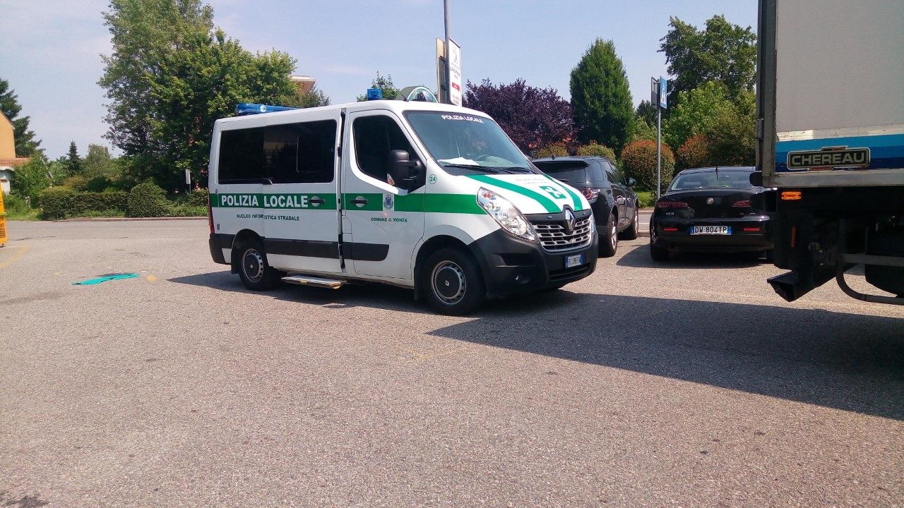 Motociclista travolto davanti al centro commerciale