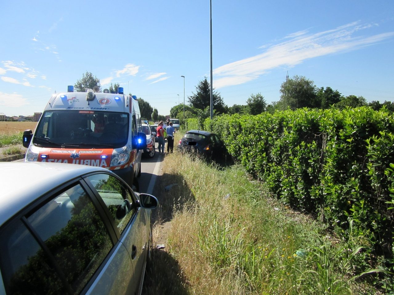 Finisce fuori strada con l’auto a Cesano