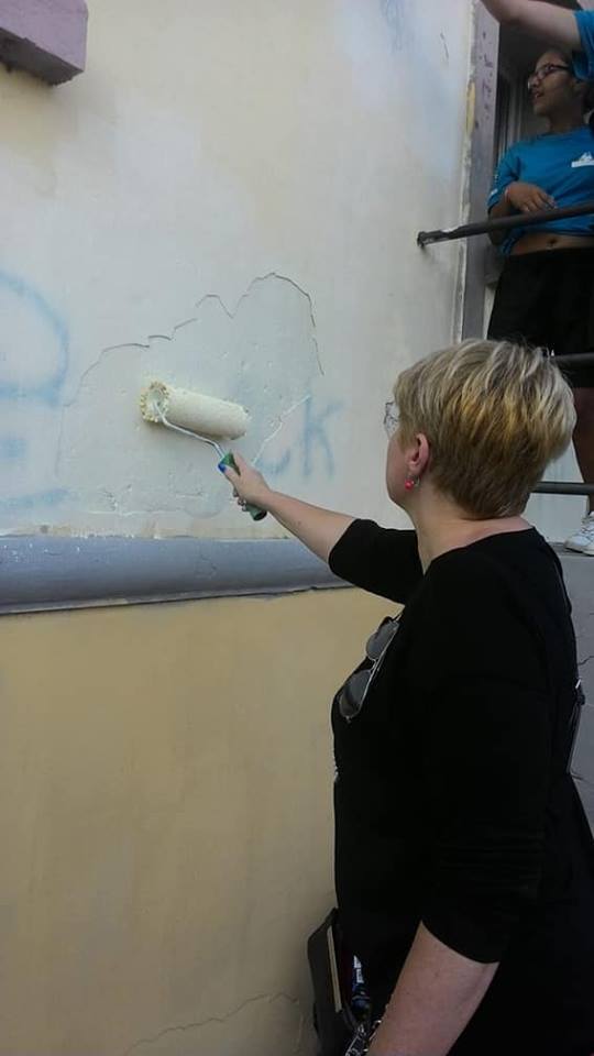 Ex Ospedaletto Caponago volontari al lavoro per cancellare i graffiti