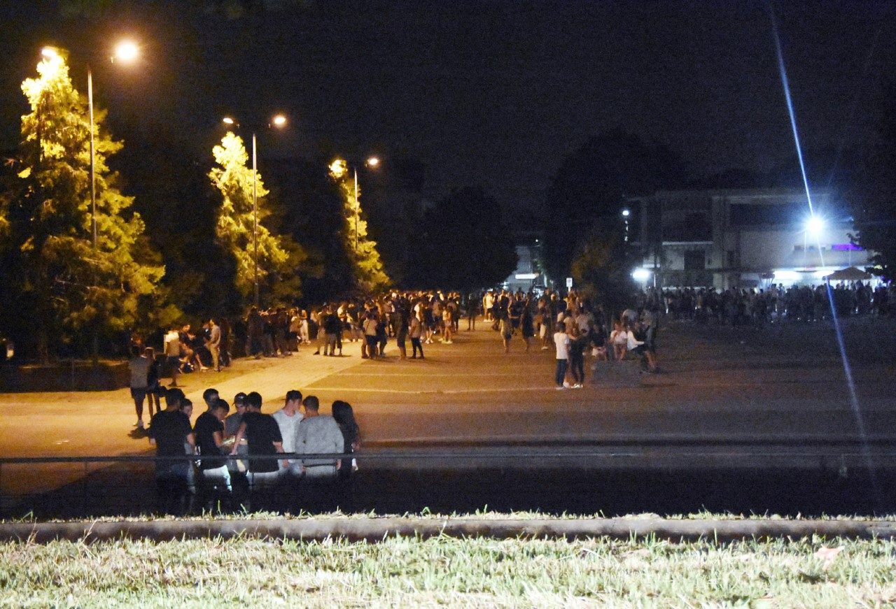 Blitz dei carabinieri tra i mille ragazzi dei giovedì sera in piazza Facchetti