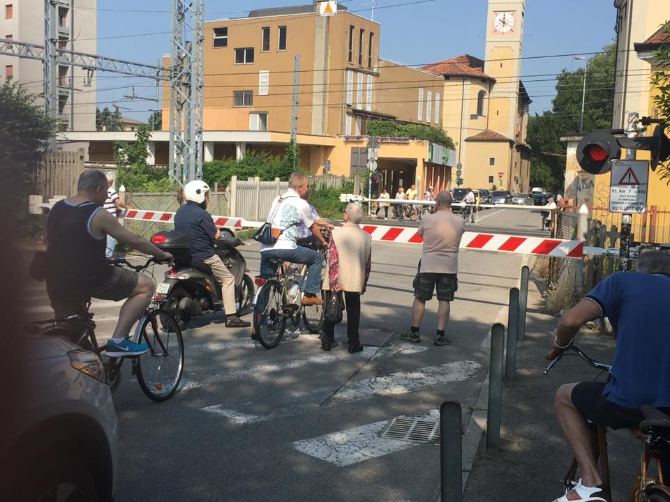 Forza Italia raccoglie le firme contro la chiusura del passaggio a livello