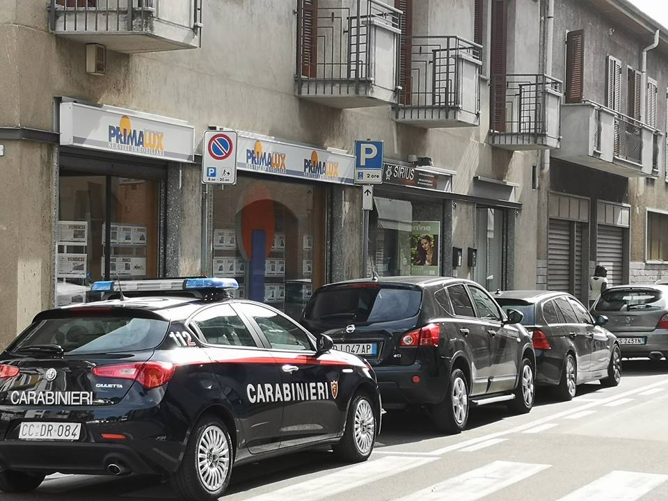 Bandito a mano armata fugge con borsa e contanti