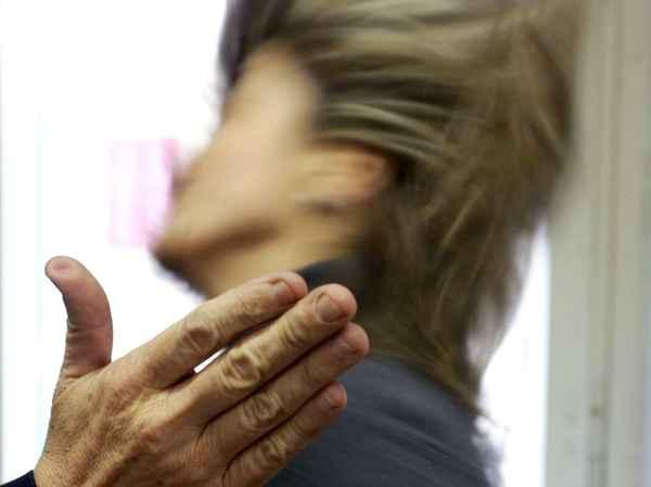 Picchia la nipote per estorcerle denaro, arrestato un 56enne