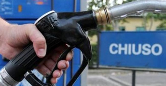 Buco nel serbatoio per rubare la benzina