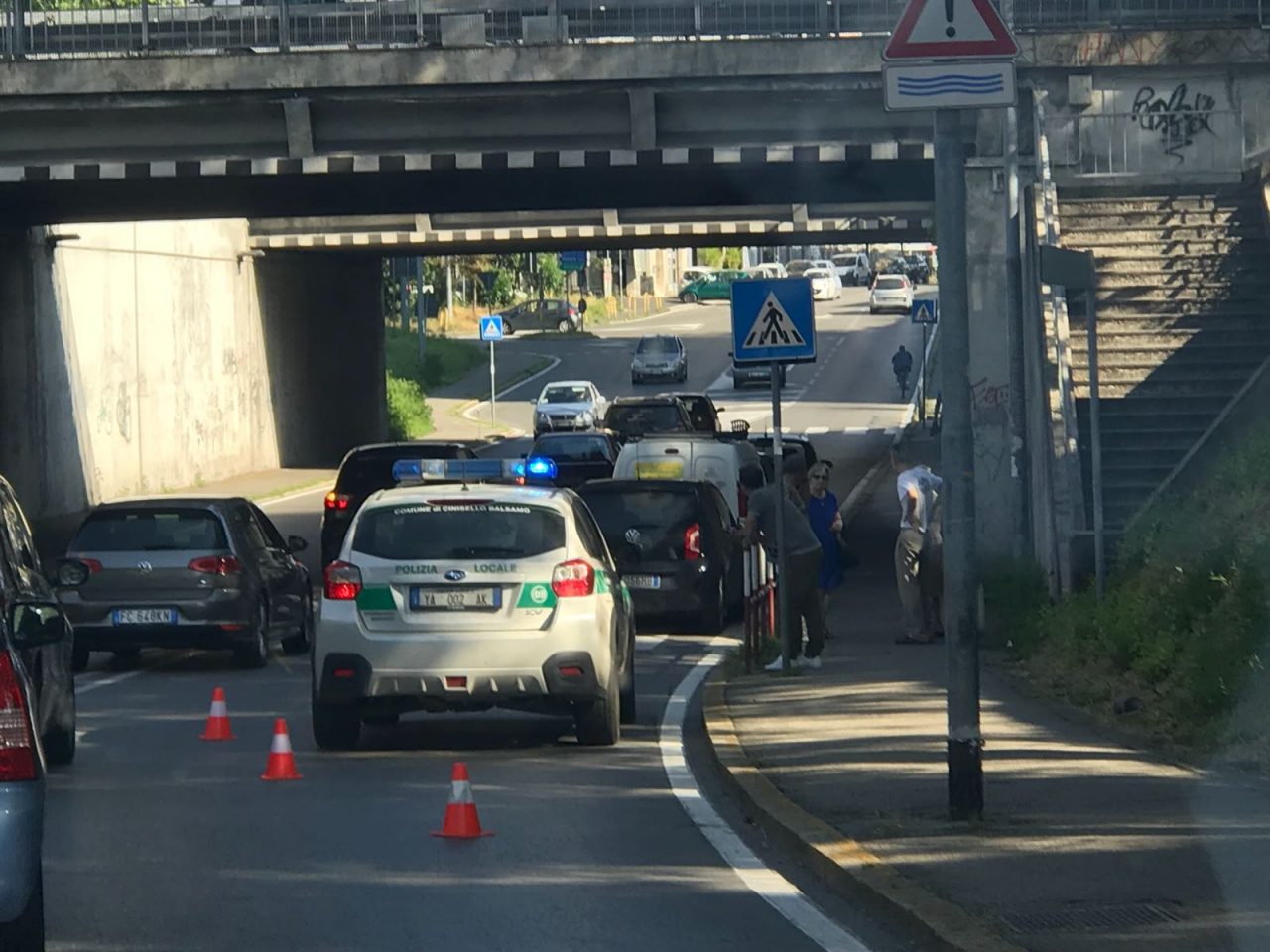 Passa col rosso, provoca un incidente e scappa: arrestato