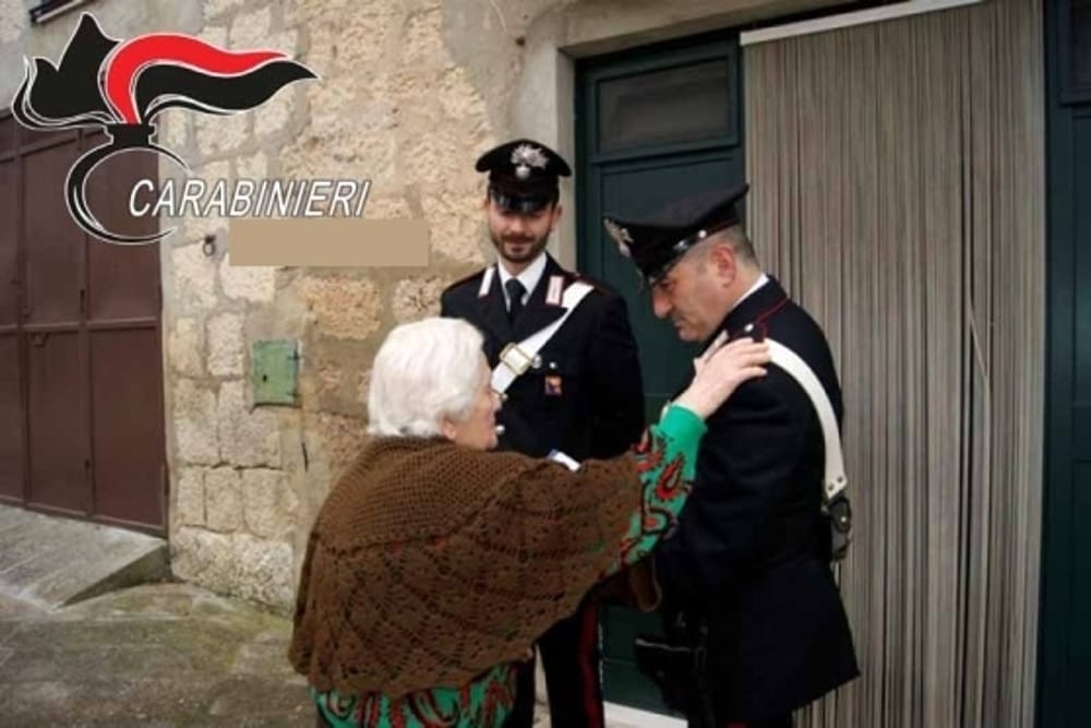 Truffa agli anziani: via gioielli e assegni in bianco