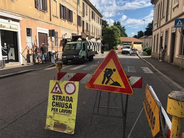 Cantiere e ponteggio doppio slalom in corso Libertà a Carate