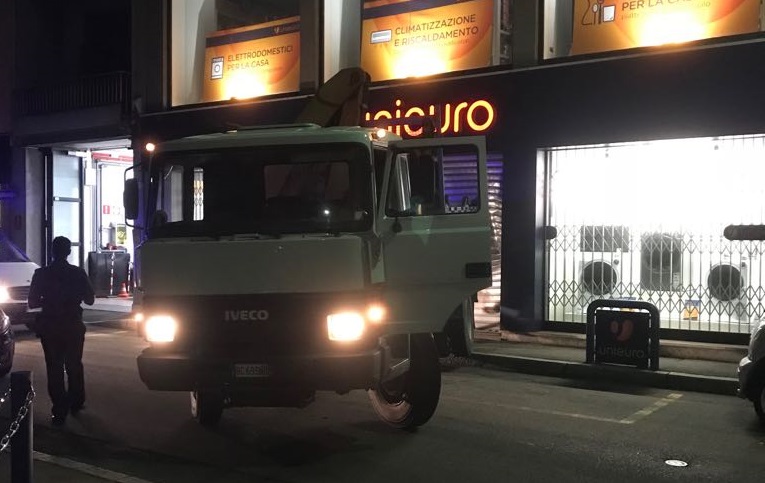 Tentata spaccata all’Unieuro con un camion rubato