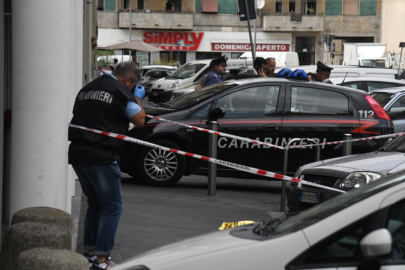 Litiga con il fidanzato e si lancia nel vuoto
