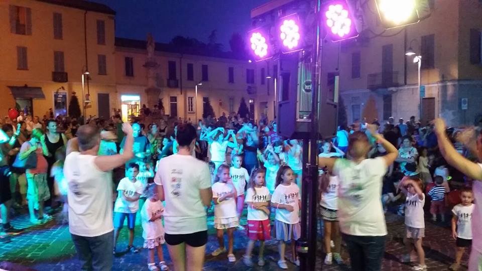 Carate, la festa d’estate celebra la giornata del bacio