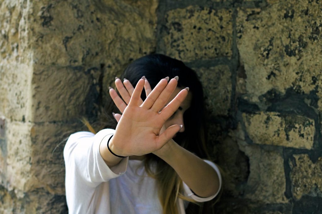Invitano un’amica in un’area dismessa e tentano di stuprarla