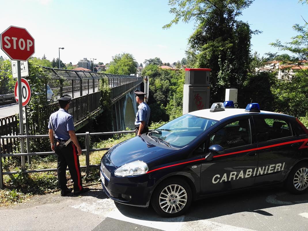 Tenta il suicidio dal ponte di Realdino, salvato dai passanti e dai carabinieri