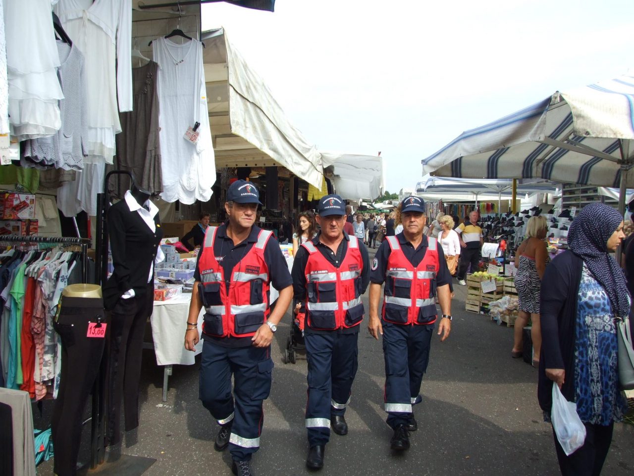 Pugno duro al mercato: stop a abusivi e ambulanti irregolari