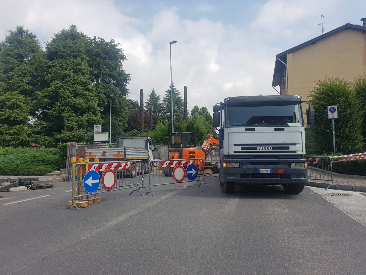 Lavori via Milano: salta l’asfalto a causa del temporale