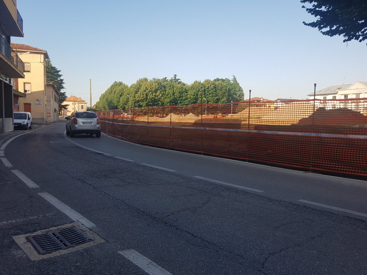 Giussano, via Cavour ribattezzata “cimitero degli specchietti”