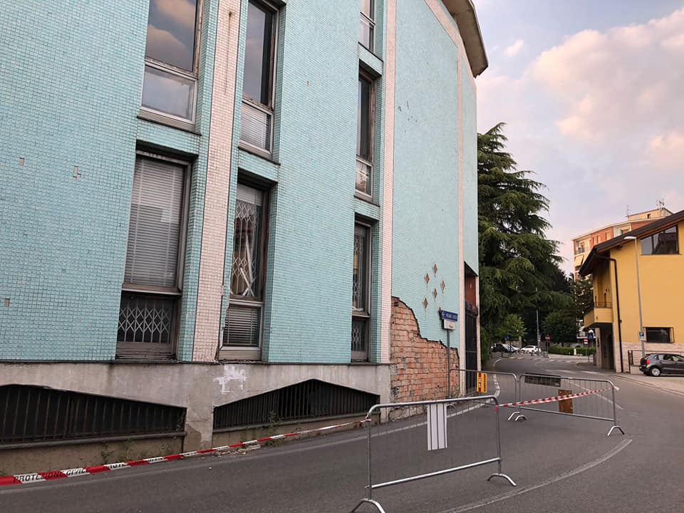 Cade il cornicione, corsia chiusa in via Piave a Veduggio