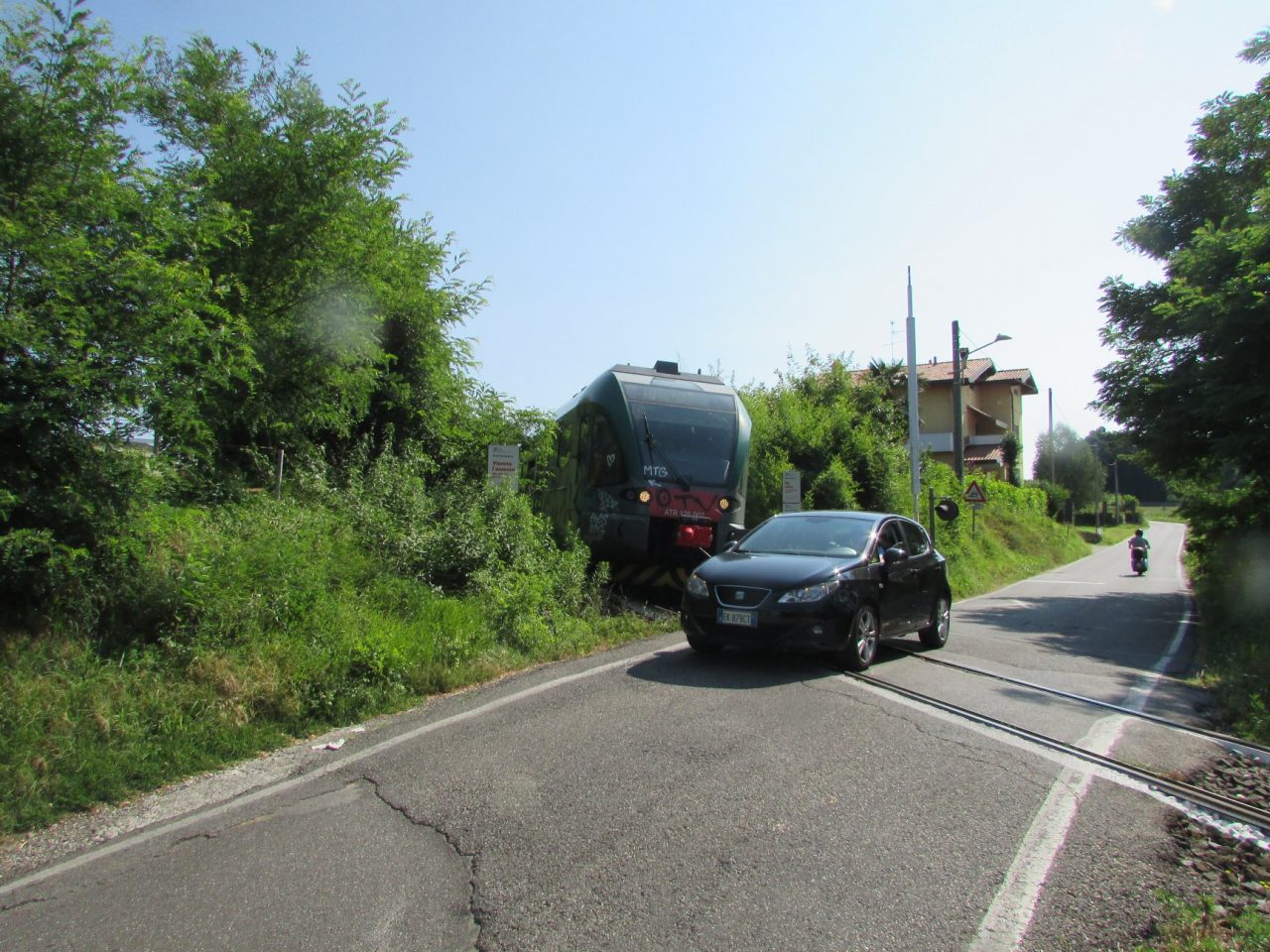 Il passaggio a livello finisce ancora “ko” a Besana