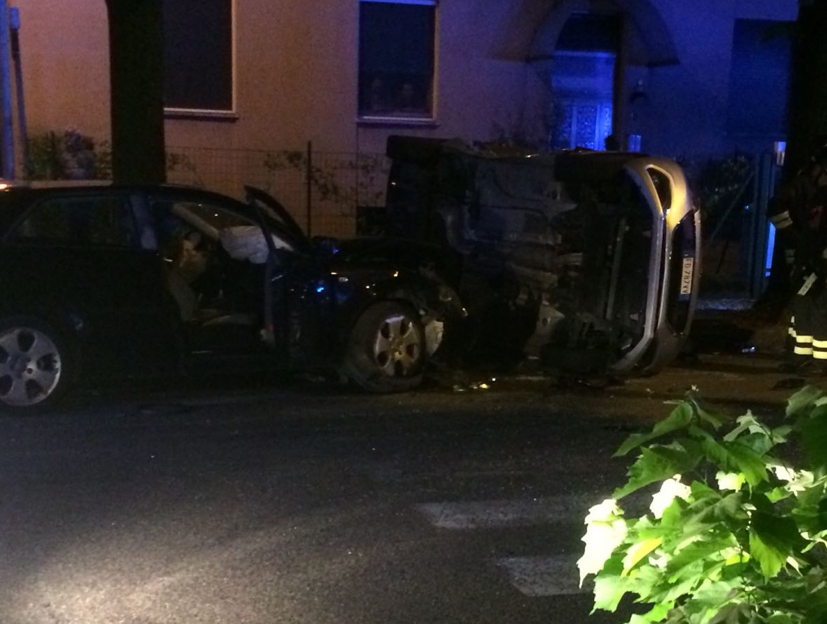 Incidente a Desio, auto si ribalta FOTO VIDEO