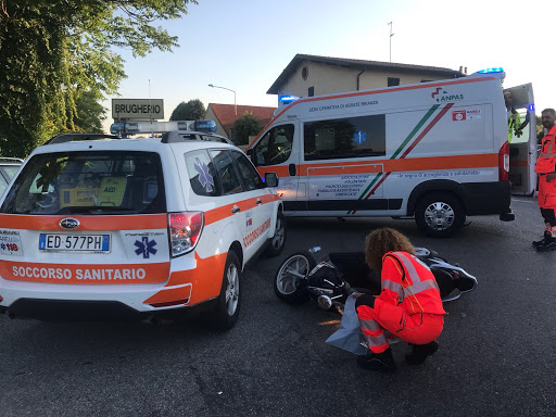 Cade per evitare un’auto, paura per un motociclista  FOTO