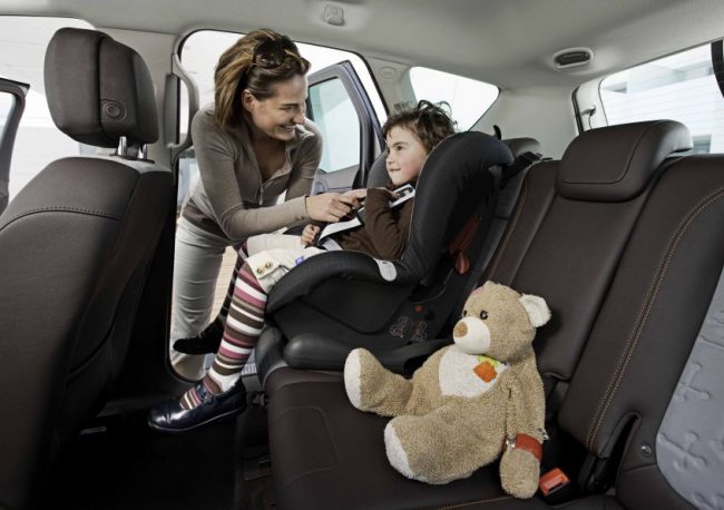 Abbandono dei bambini in auto, arriva il braccialetto “Schiaffo” per non dimenticarli