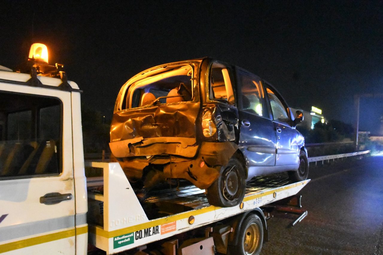 L’auto prende fuoco dopo il tamponamento