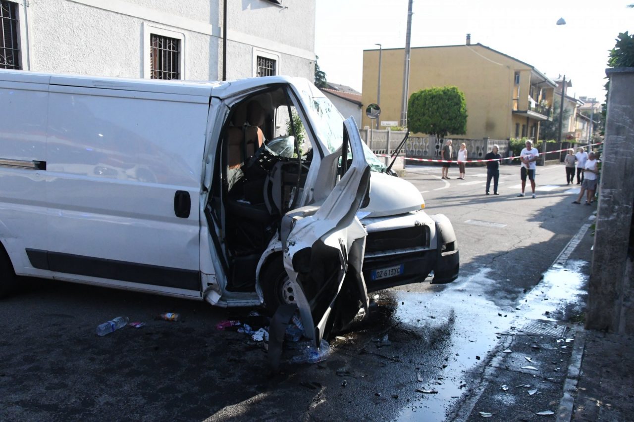 Violentissimo incidente, furgone centra una casa FOTO