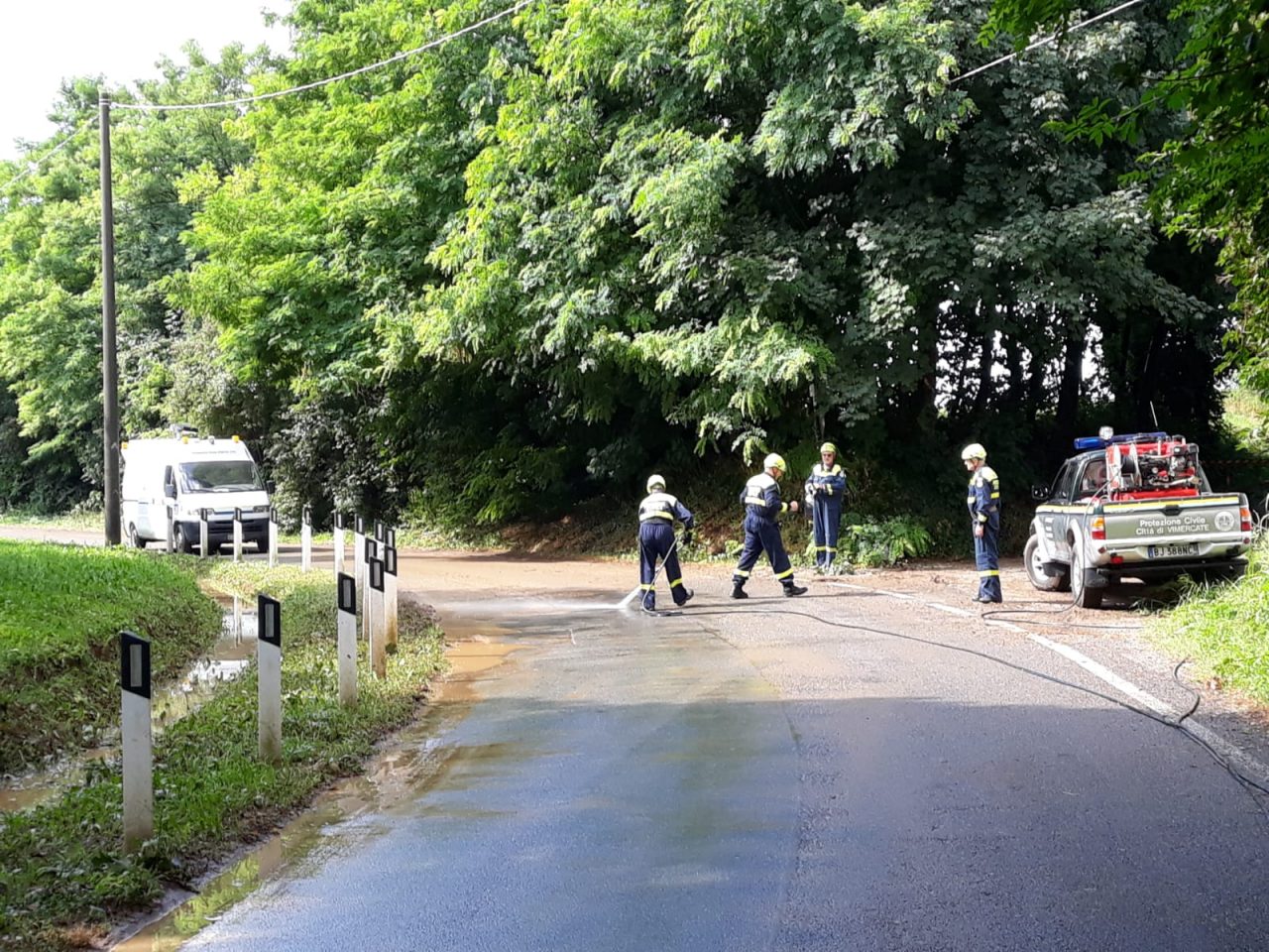 Cede il terreno, strada invasa dal fango