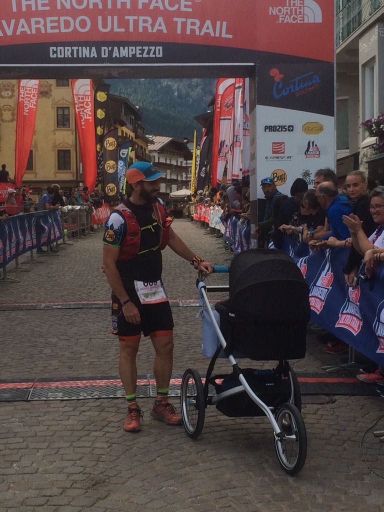 Taglia il traguardo con il passeggino dopo 120 km di corsa