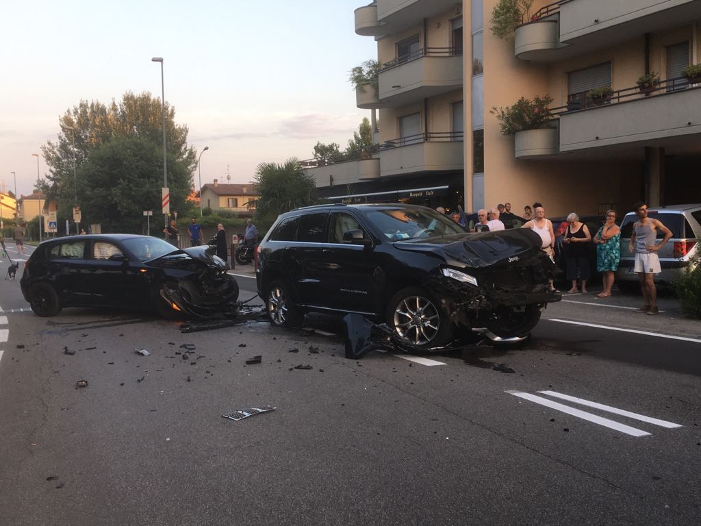 Drammatico frontale: due persone in ospedale