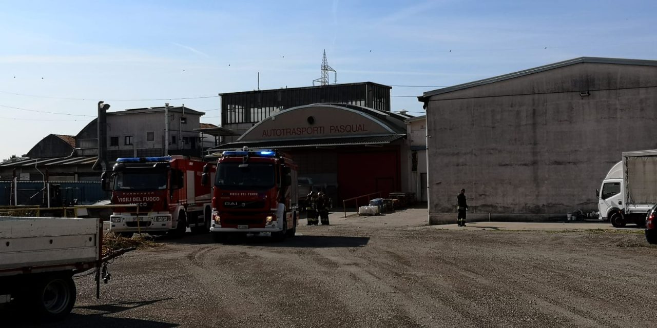 Incendio in un capannone a Giussano. La presenza di alluminio allunga le operazioni di spegnimento