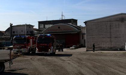 Incendio in un capannone a Giussano. La presenza di alluminio allunga le operazioni di spegnimento