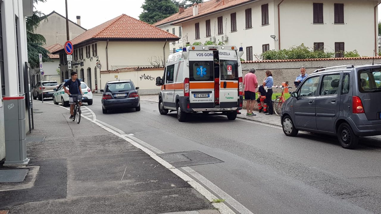Cade in centro a Vimercate, spavento per un ciclista