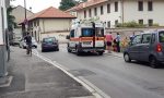 Cade in centro a Vimercate, spavento per un ciclista
