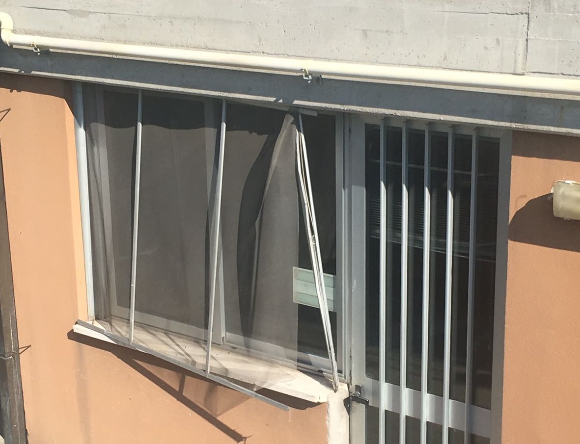 Vandali scatenati alle scuole di Lentate