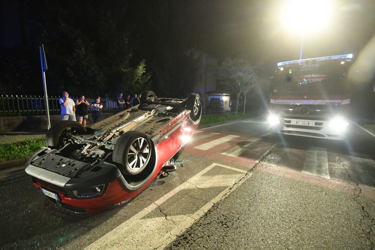 Auto si ribalta a Roncello, due feriti FOTO VIDEO