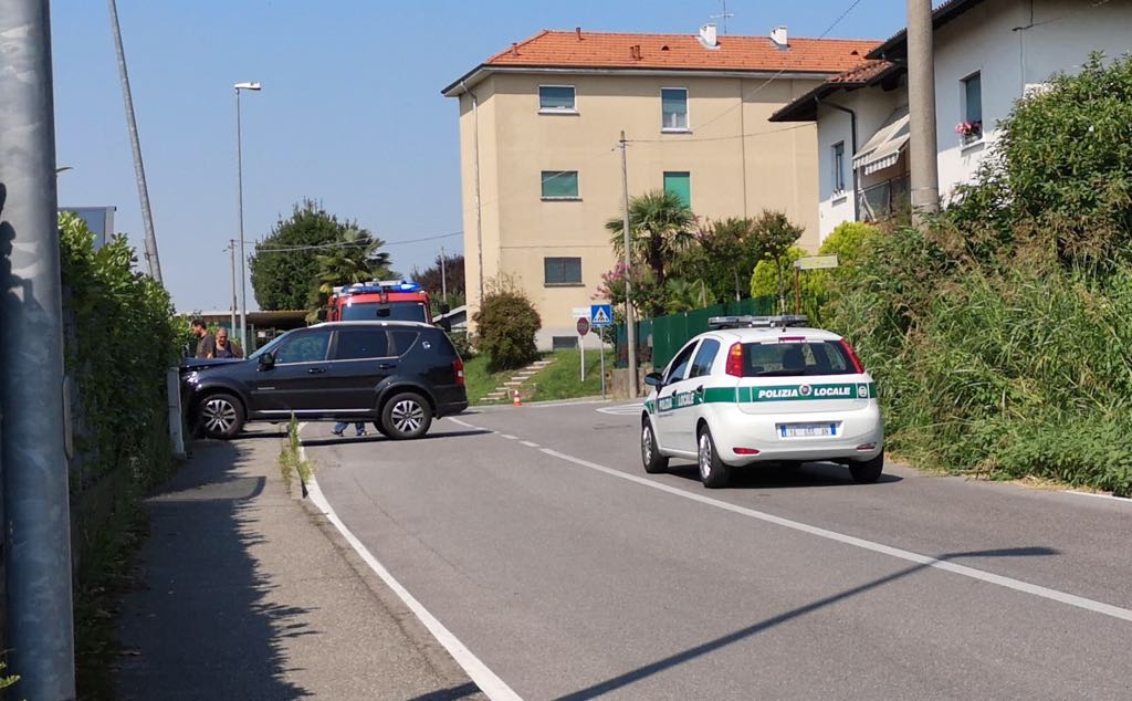 Auto si schianta contro il muro ma al volante non c’è nessuno