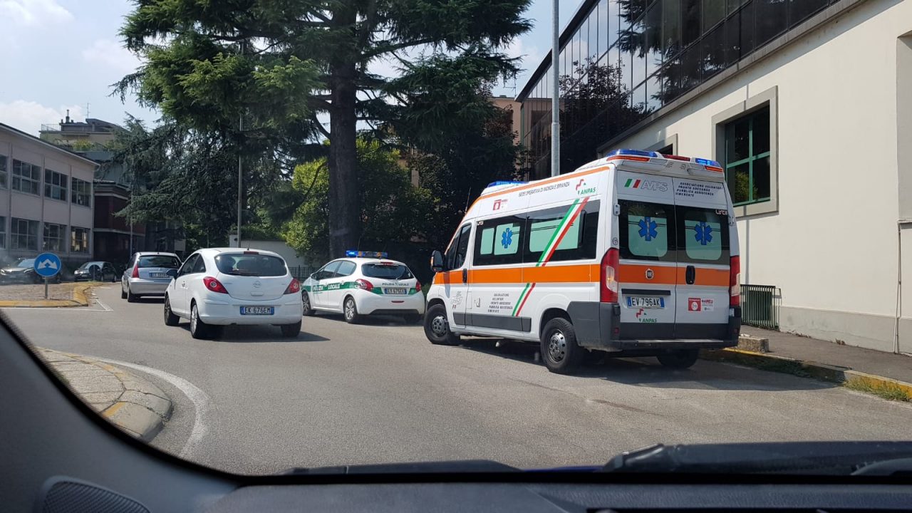 Uomo ferito si accascia a terra nel sottopasso di via Matteotti