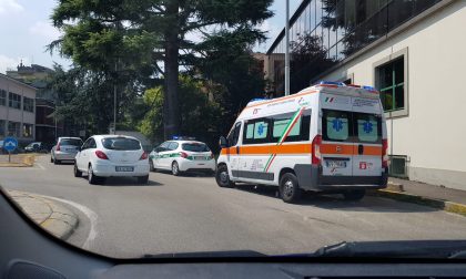 Uomo ferito si accascia a terra nel sottopasso di via Matteotti