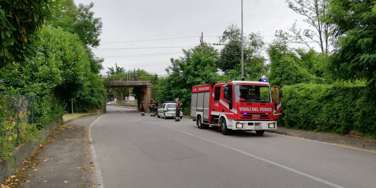 Camion si incastra sotto il ponte della ferrovia