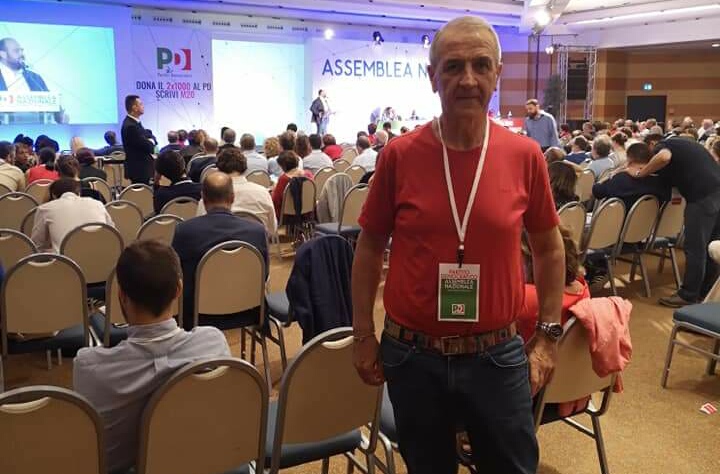 All’assemblea del Pd con la maglia rossa di don Ciotti