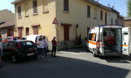 Malore in strada: arrivano ambulanza, pompieri e carabinieri FOTO