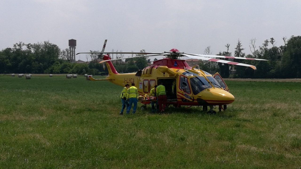 Sbanda con la moto e si schianta contro un palo arriva l’elisoccorso FOTO E VIDEO