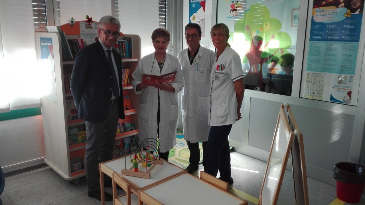 All’ospedale i piccoli aspettano la visita… leggendo un bel libro