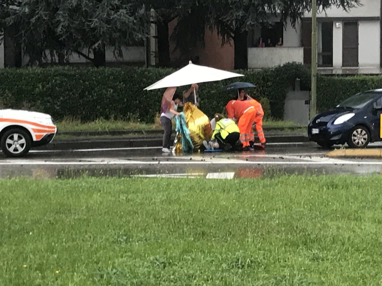 Investita mentre attraversa sulle strisce